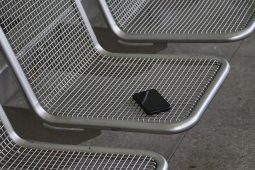 Návštěvnice baru ukradla muži telefon. Když ho chtěl vrátit, ona navrhla si o něj zahrát