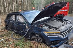 Auto u Ostraty narazilo do stromu, řidička skončila v péči záchranářů