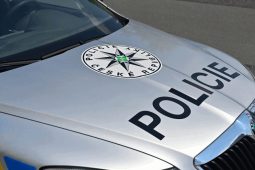 Policisté hledají svědky nehody v Rohatci: Auto narazilo do sloupu, řidič utekl