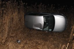 Mladík bez řidičáku skončil s autem v příkopě. Před jízdou se posilnil alkoholem 