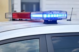 Řidič s 2,7 promile boural policistům pod okny, zranili se dva lidé