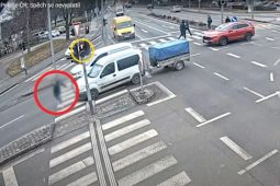 VIDEO: Chodkyně na červenou vyběhla přímo před rozjíždějící se auta. Za chybu bolestivě zaplatila