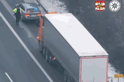 VIDEO: Dopravní policisté na D2 trestali řidiče. Zkontrolovali jich dvě stovky 