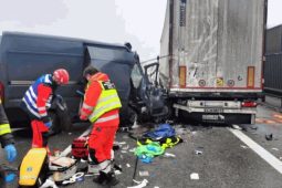 Tragická nehoda na D1: Řidič dodávky narazil do kamionu v koloně. Spolujezdec zemřel v nemocnici