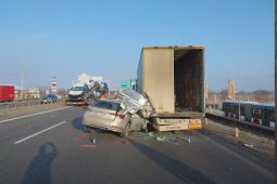 VIDEO: Řidič auta na dálnici narazil do stojícího kamionu. Měl obrovské štěstí  