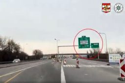 VIDEO: Situace na křížení D1 a D2 je kritická. Policistům došla trpělivost s nedostatečným dopravním značením  