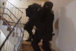 VIDEO: V ruce měl zbraň. Zákrok nemohli policisté v žádném případě podcenit  