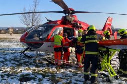 Muž v Otrokovicích házel hořící matraci z okna, utrpěl popáleniny na polovině těla