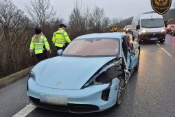 Srážka Porsche s dodávkou uzavřela silnici u Veletin