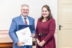 Ivana Di‑Giustová vyrábí těšínské zdobené sukně. Získala titul Mistr tradiční rukodělné výroby