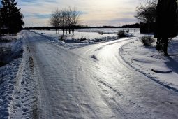 Husté sněžení vystřídá déšť. Řidiče i chodce potrápí ledovka