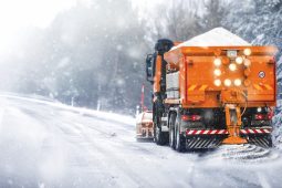 Husté sněžení v noci zkomplikovalo dopravu v Olomouckém kraji, zítra hrozí ledovka