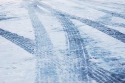 Ledovka pokryla Vysočinu. Autobusy i vlaky nabírají zpoždění, desítky spojů odpadly