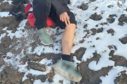 Muž málem umrzl v prostoru se zákazem vstupu. Se zlomenou nohou ho našli psovodi