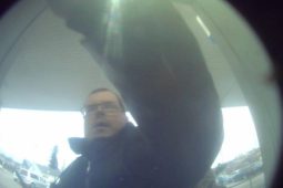 Neznáte muže na fotografii? Policisté na Žďársku s ním potřebují hovořit kvůli objasnění případu