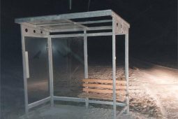 Poničená zastávka v Lukově. Vandal v ní znovu odpálil pyrotechniku