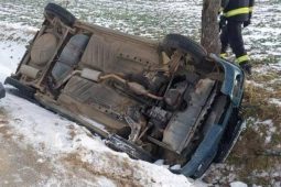 Dvě nehody na Třebíčsku. Řidičky jely moc rychle, jedno auto skončilo na střeše, druhé na rybníce