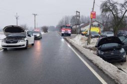 Nehoda u Dobronína. Senior předjížděl odbočující auto, škoda je vysoká
