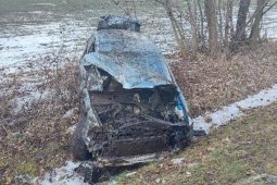 Opilý senior u Opatovic převrátil audi do příkopu. Zraněný odešel od nehody