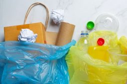 Tašky zdarma. Podpora při třídění odpadu začíná v domácnosti