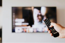 Koncesionářské poplatky mají skončit, vláda hledá nový model financování veřejnoprávních médií