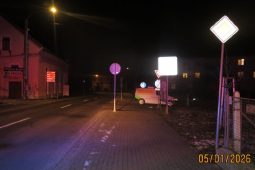 Opilý cyklista vjel na křižovatce před auto, skončil v nemocnici