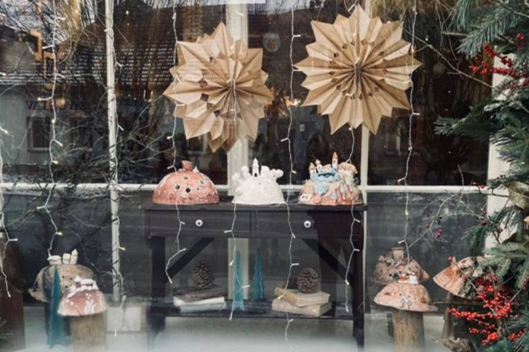 Vysokomýtský klub zve veřejnost na výstavu pod názvem Hliněné kopečky