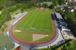 Výběrové řízení na úpravu fotbalového hřiště má vítěze. Město Votice díky němu výrazně ušetří