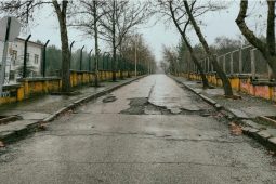 Nebezpečí na českých silnicích: výtluky ničí auta po celé republice, provizorní opravy povrchů mnoho nezachrání