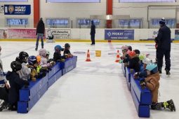 Led patřil dětem: Hokejisté otevřeli stadion malým bruslařům