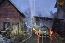 Milionová škoda v Zašové: Oheň poškodil auto i rodinný dům
