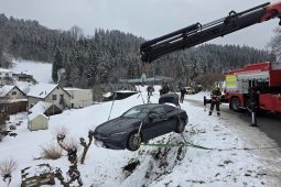 Mercedes na Jablonecku skončil ve stráni. Pomoc pasažérům přivolal systém eCall 