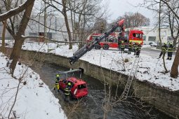VIDEO: Auto po nehodě v Liberci skončilo v Lužické Nise. Zraněného řidiče zachránili hasiči