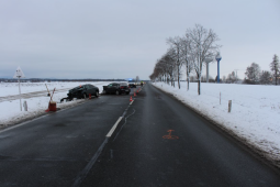 Srážka dvou aut si vyžádala tři zraněné, na místo letěl vrtulník