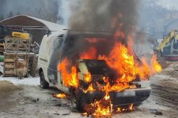 Dodávku pohltily ve Smržovce plameny. Škodu hasiči odhadli na 50 tisíc korun