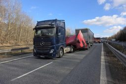 VIDEO: Srážka dvou kamionů ochromila hlavní tah u Liberce, jeden z řidičů utrpěl zranění 