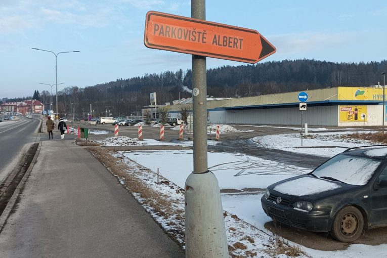 Příjezd do obchodní zóny musel být dočasně změněn