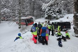 VIDEO: Autobus s dětmi sjel na Jablonecku ze silnice. Hasiči využili pásový speciál