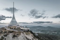 Liberecký kraj koupil Ještěd. Podívejte se, jak bude vypadat zázemí nové lanovky