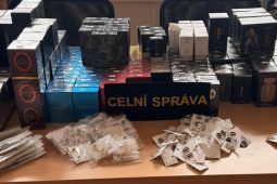 Celníci na jihu Čech zadrželi stovky parfémů, šperků a dalších padělků napodobující světoznámé značky