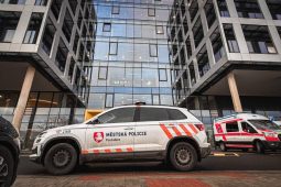 Lékař měl o pacientku strach. Strážníci ji našli včas a odvezli do nemocnice