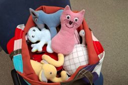 Vězni z Mírova šijí plyšáky. Pomáhají dětem překonat trauma