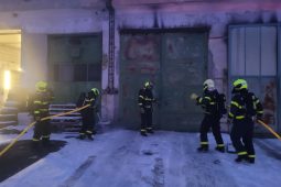 V Bruntále hořela díla, byl v ní autobus