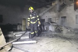 Noční požár autosalonu v České Lípě zaměstnal pět jednotek hasičů