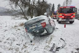 Hasiči v pondělí zasahovali u 11 nehod, tři z nich se neobešly bez zranění