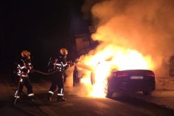 Na Semilsku hořelo osobní auto, požár zaměstnal dvě jednotky hasičů