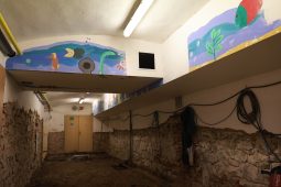 FOTO: V Krnově stále bojují s následky povodní. Na novou šatnu si žáci ještě počkají