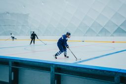 Náhradní nafukovací hala v Liberci je v provozu. Kluziště vyzkoušeli první bruslaři