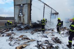 Požár zasáhl nákladní vůz převážející papír