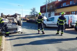 Srážka dvou aut v Pardubicích. Jedno z nich se otočilo na střechu